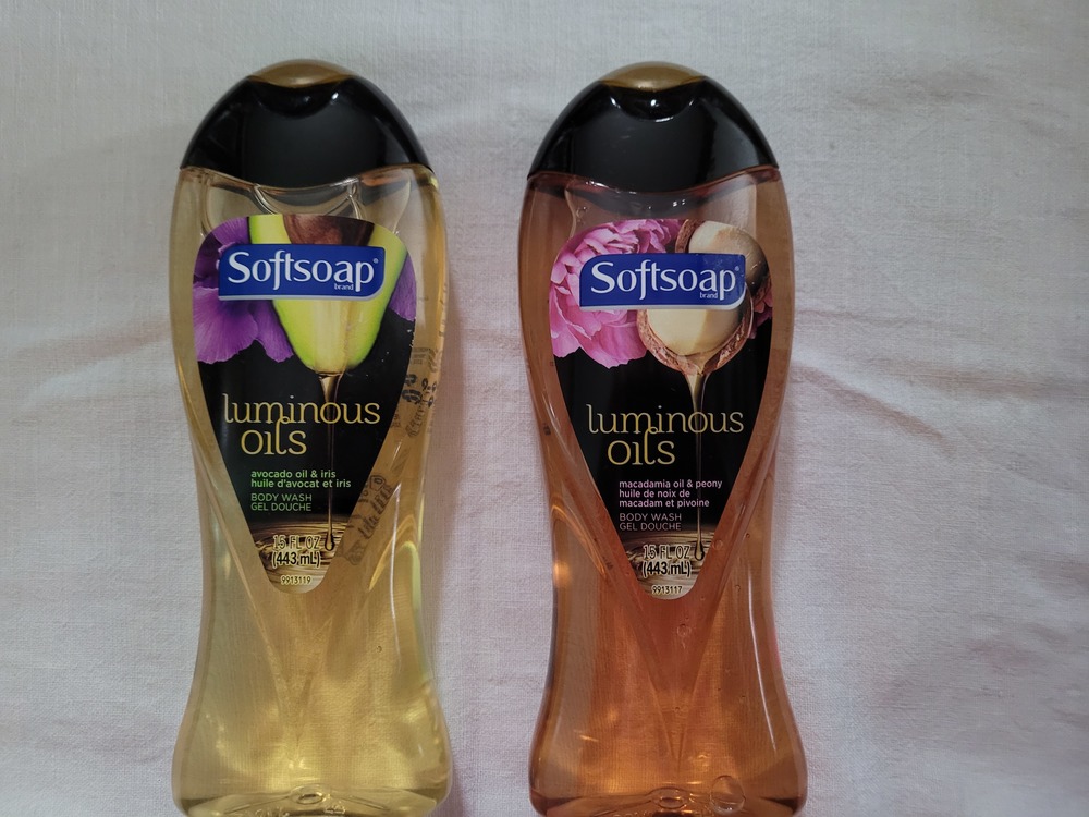 Softsoap Luminous Oil Body Wash x 2
